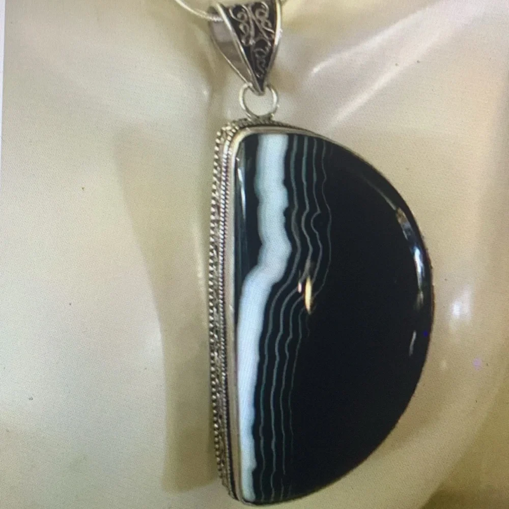 Pretty substantial Big bold Natural Botswana Agate gemstone pendant - Picture 5 of 11